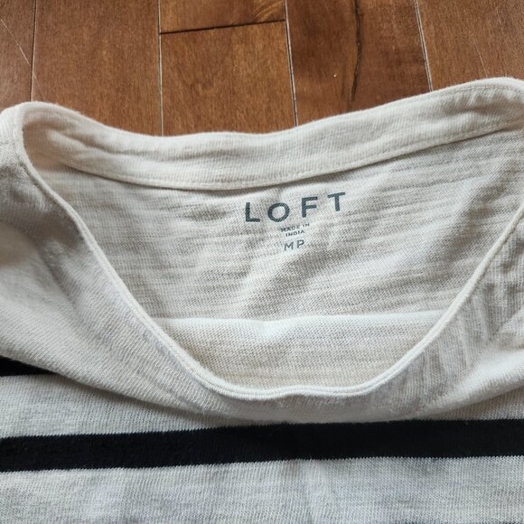 3/$15 SALE!!! 😎 Loft kit sweater - Picture 2 of 2
